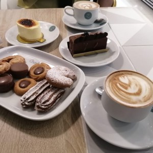 Cappuccinos y dulces variados. 