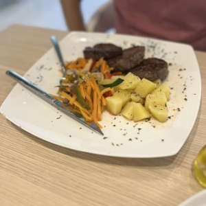 Lomo de res a la pimienta con vegetales salteados 