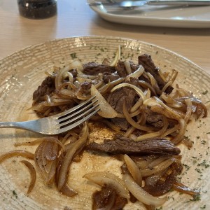 Lomo de res encebollado 