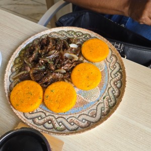 Bisteck Encebollado con Tortilla