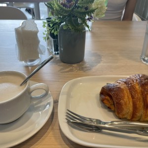 Croissant pechuga pavo y queso crema