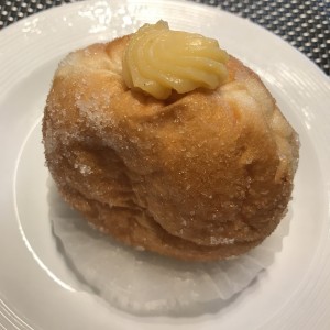 Bomba rellena de crema pastelera 