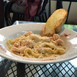 Pasta con camarones y salsa blanca