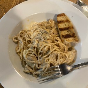 Pasta Alfredo con Pollo