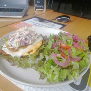 Emparedado de pollo(sin pan) y ensalada de la casa