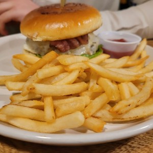 Hamburguesa mika con papitas fritas