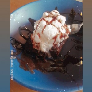 Brownie con helado