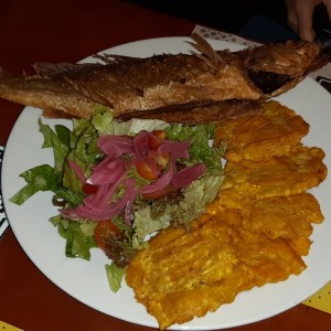 Pescado Frito con Patacones y Ensaladas