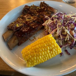 Costillas a la barbacoa con cole slaw y mazorca