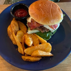 Hamburguesa con papas rusticas