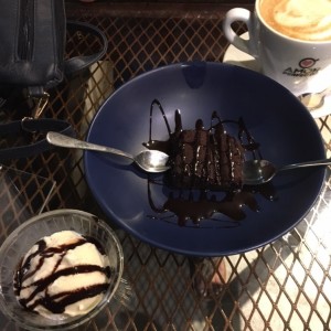 Brownies con helado y capuchino 