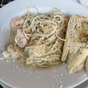 Pasta Alfredo con Camarones