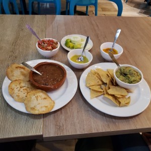 Frijoles charros y guacamole con toropos