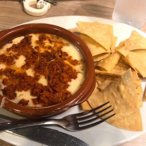 Queso fundido con chorizo 