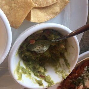 totopos con guacamole