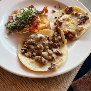 3 TACOS CON QUESO:  1 de Chorizo, 1 del Pastor y 1 de Carne de Res 