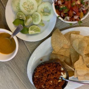 queso fundido con chorizo