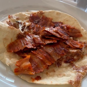 pastor con queso en tortilla de harina 