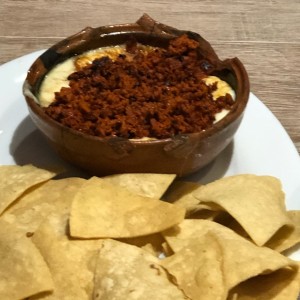 Queso fundido con chorizo