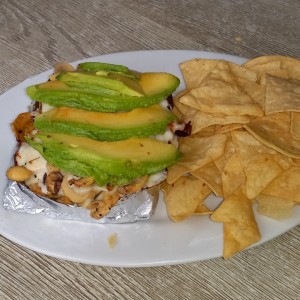 papa rellena de hongos queso y aguacate