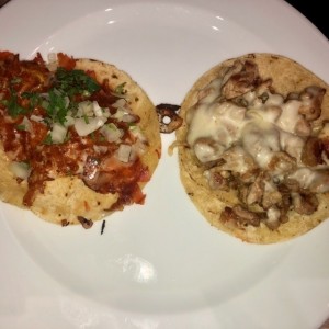 Tacos de chuleta y pollo con queso