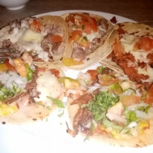 tacos mixtos (chorizo, al pastor y carnita) 