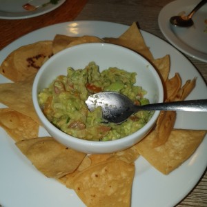 Guacamole con totopos