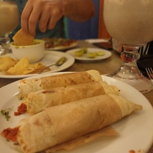 Horchata, tacos al pastor con tortilla de harina y entrada de guacamole con totopos