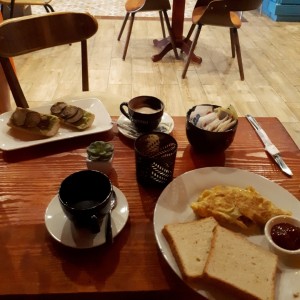 DESAYUNO - Brusqueta de Remolacha y omelette con pan tostado