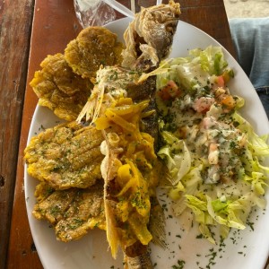 Pescado frito con patacones 