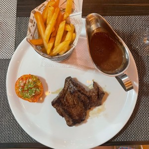 Filete de carne con papas a la francesa