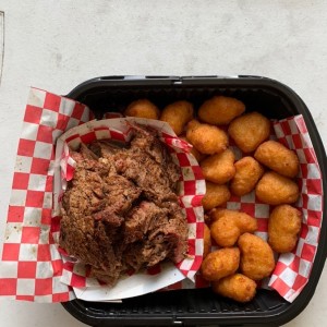 Brisket con corn nuggets.