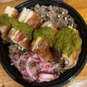 porkbelly y arroz de frijoles negros.