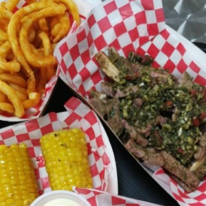 Churrasco con mazorca y curly fries