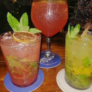 Tsunami, gin con frutos rojos y mojito de maracuya 