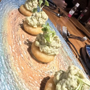 Arepas con aguacate y pollo