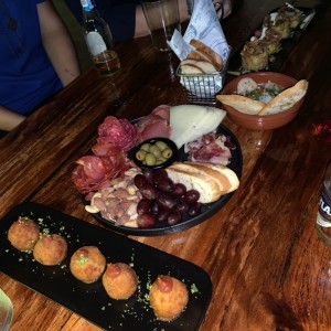 Croquetas, Camarones al ajillo, canasta de mariscos