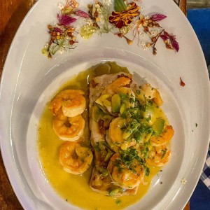 Filete de Corvina con camarones en salsa de aguacate