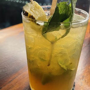 Mojito de piña con jengibre