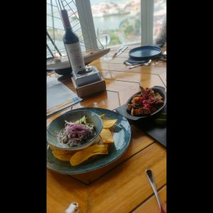 Ceviche y chicharrones
