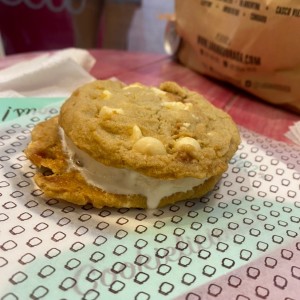 Galleta sandwich de cheescake con helado de vainilla  