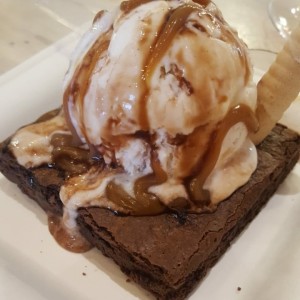 Brownie con helado 