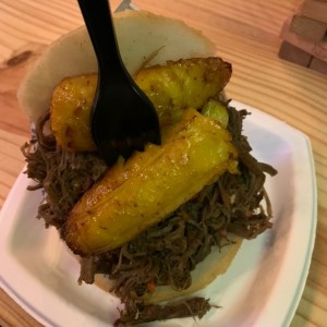 arepa de dos ingredientes (ropa vieja y tajada)