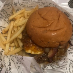 burger patrimonio con papitas 