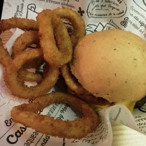 Hamburguesa con aros de cebolla