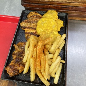 Filete de pechuga patacones y papas