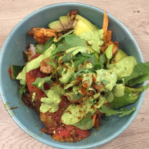 Bowl de pollo en base de arroz blanco