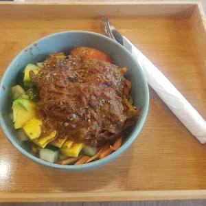 carne deshilachada, vegetales y arroz