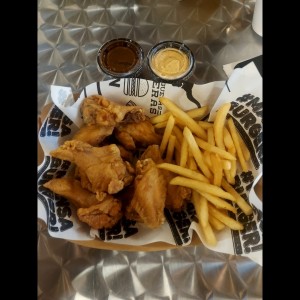 Alitas con papas fritas