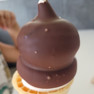 cono cubierto de chocolate